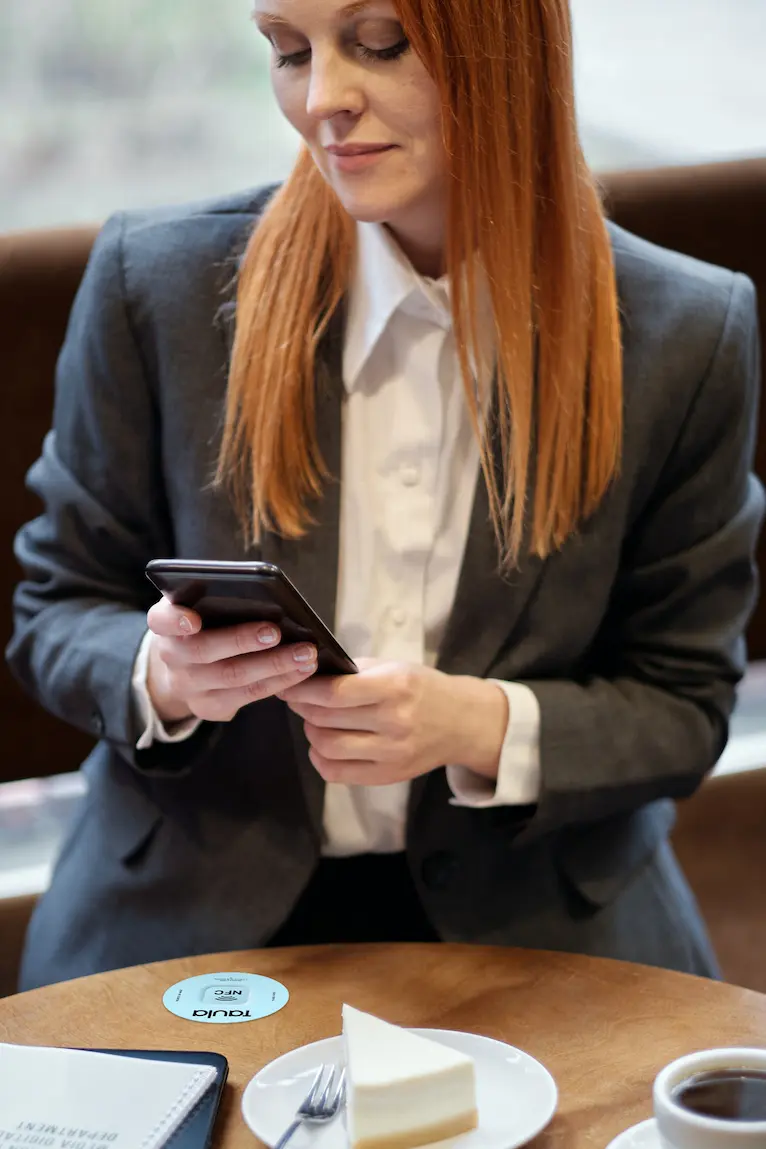 Cliente acercando el móvil a la mesa